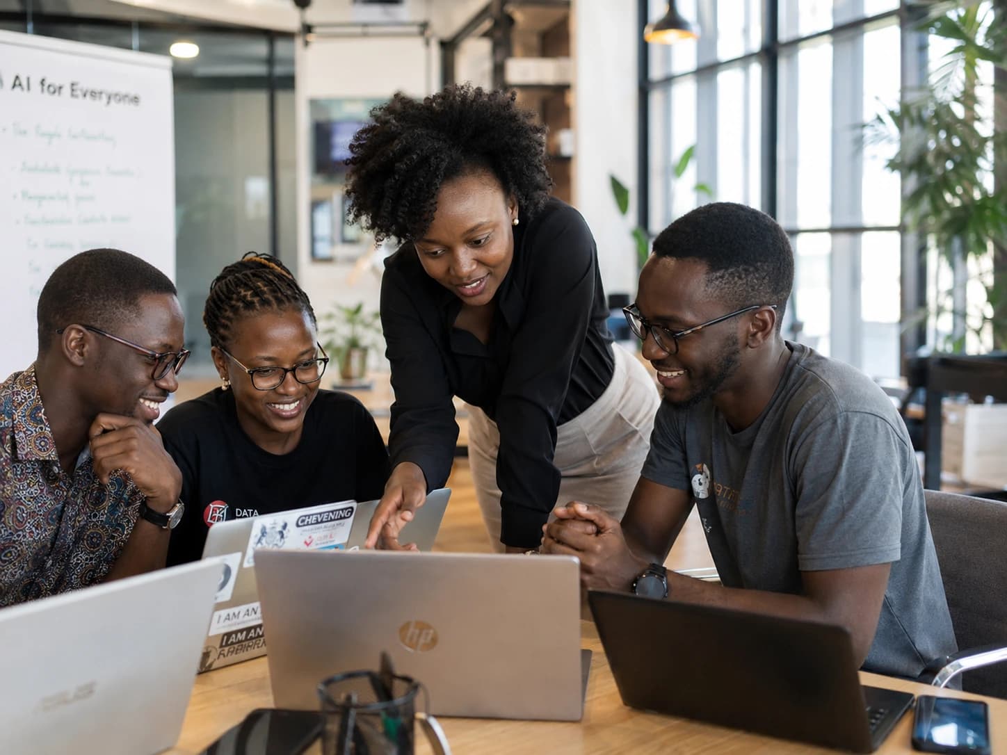 Formateurs en atelier autour d'un ordinateur